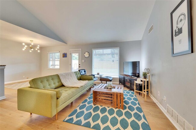 Building Photo - 8213 Briarwood Ln