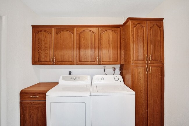 Building Photo - Spacious and beautiful home with a fenced backyard!