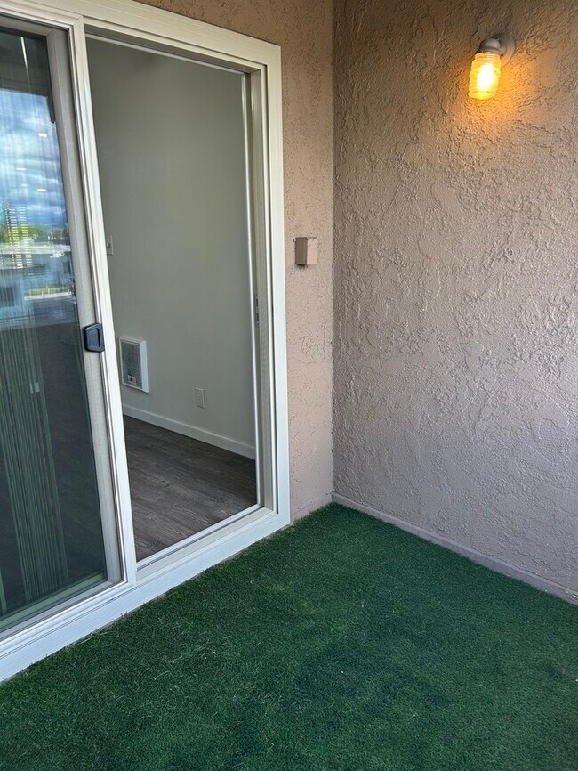 Building Photo - REALLY NICE UPSTRS 1BD 1BA CONDO FOR LEASE! MUST SEE!