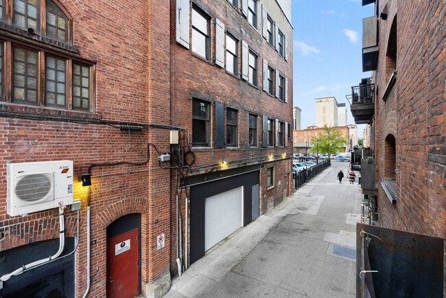 Building Photo - Gorgeous Fully Furnished Condo in Downtown...