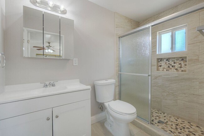 Building Photo - Three bedroom two bath home- fenced yard! - Castle Park