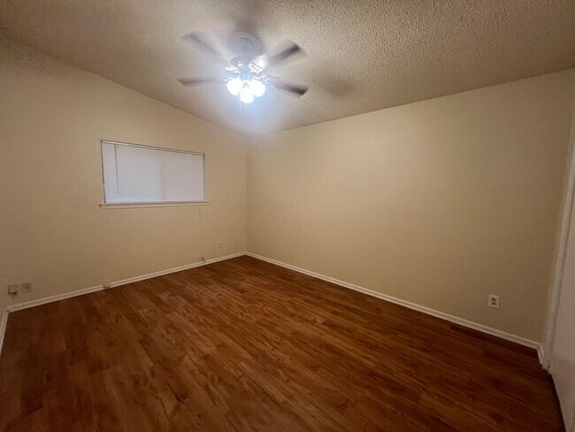 Building Photo - 2/1 with Carport / Fridge / No Carpet /Gas...