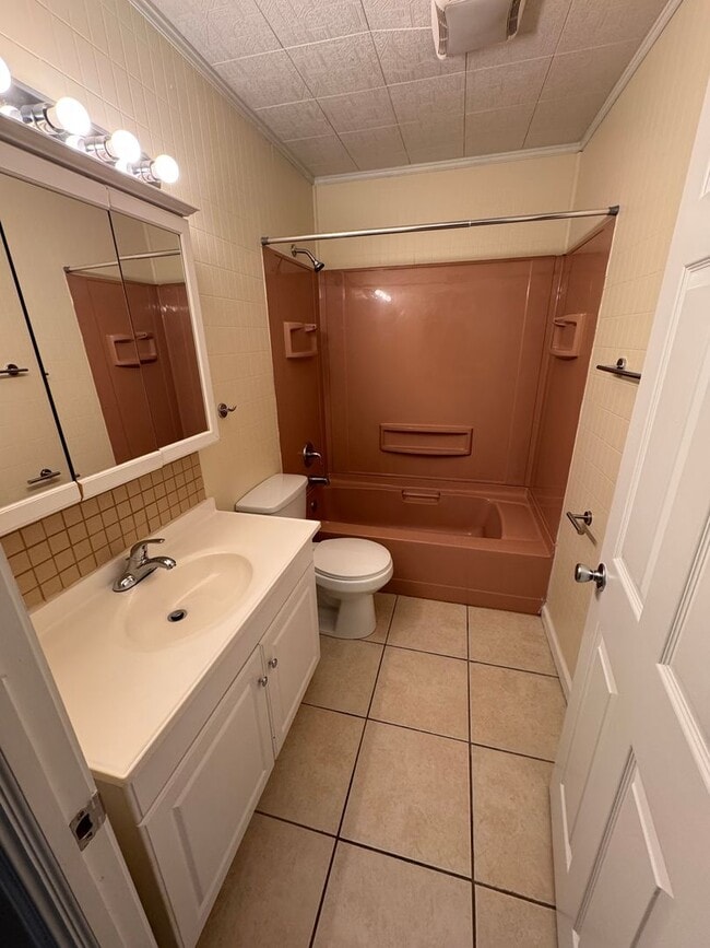 Building Photo - 3 Bedroom Home