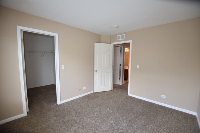 Building Photo - 2382 Claremont Ln
