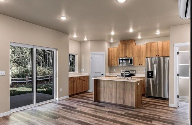 Building Photo - $800 Off 1st Month's Rent! Welcome to the ...