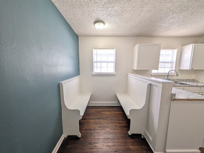 Building Photo - 1627 N Denver Ave