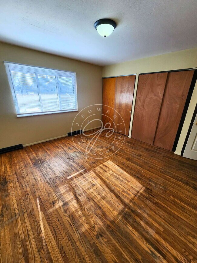 Building Photo - "Charming 2-Bedroom Retreat with Spacious 1000 Sq Ft in Toledo – Ideal for Comfortable Living!"