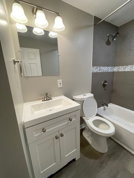 Full Bath (3/4) - 1900 Dutch Village Dr