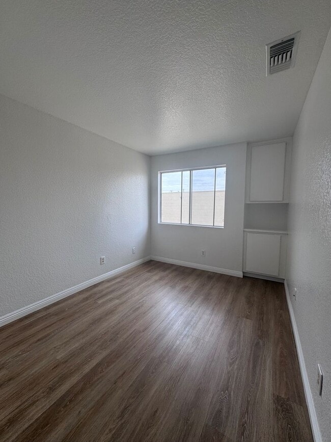 Building Photo - Spacious Home in Huntington Park HOA Commu...