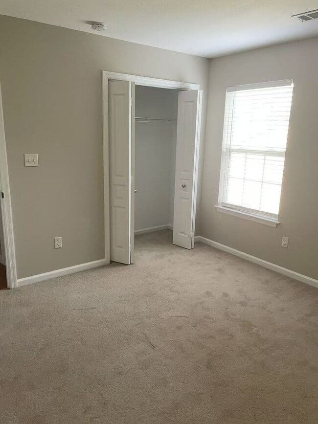 Building Photo - 4beds3bath House for rent