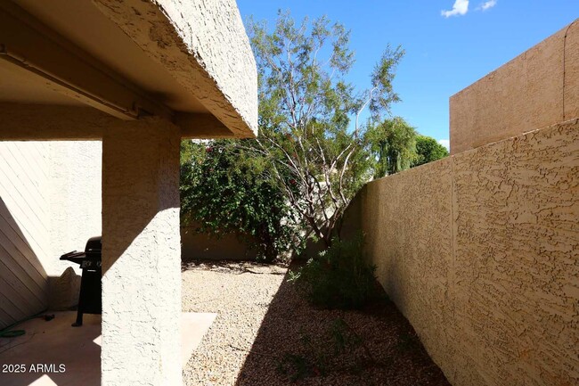 Building Photo - 11059 E Yucca St