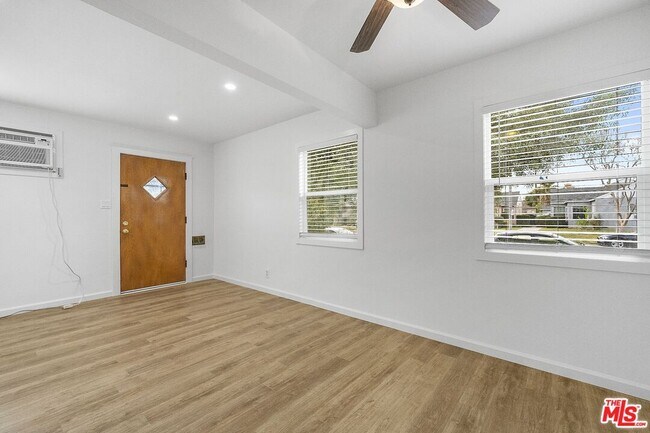 Building Photo - 1326 N Screenland Dr