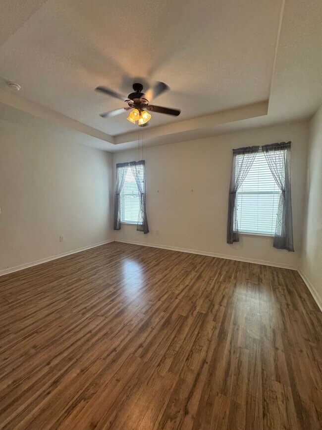 Building Photo - SPACIOUS 4BR/2BA IN THE SAINT CLOUD AREA