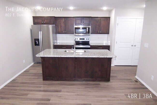 Building Photo - 802 E. Daniels-