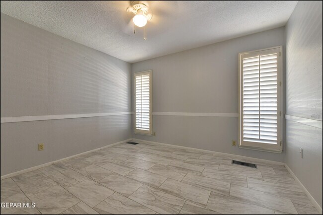 Building Photo - 8400 Parkland Dr