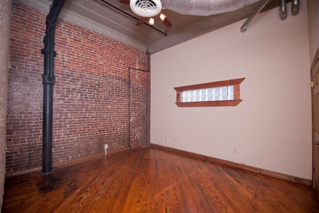 Building Photo - Market 102