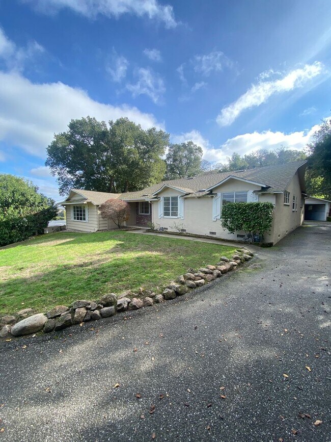 Building Photo - Charming Single-Family Home in Desirable Ladera Community