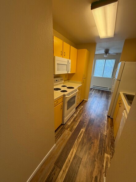 Kitchen w/eating area - 1602 Naval Ave