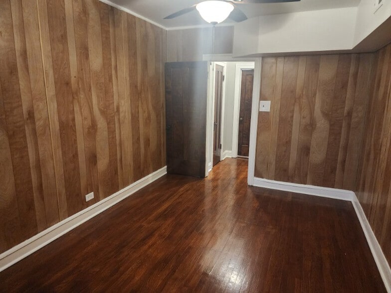 Building Photo - 8808 S Hermitage Ave