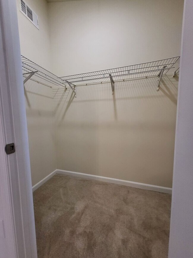 Building Photo - SPACIOUS 3-Level Townhome in Winston's Choice