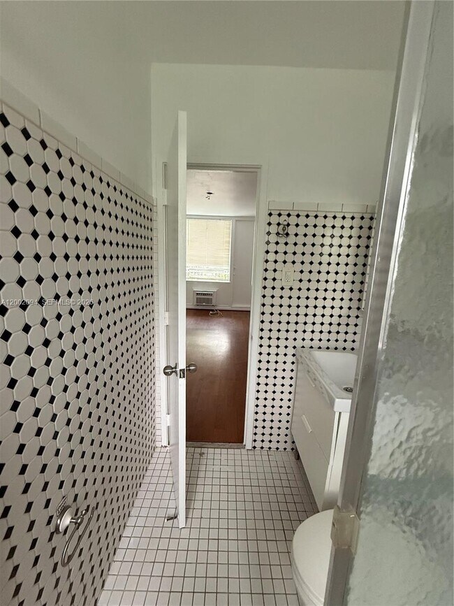 Building Photo - 10281 E Bay Harbor Dr