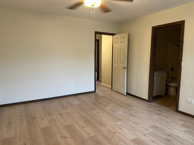 Building Photo - 6819 Prairieview Ave