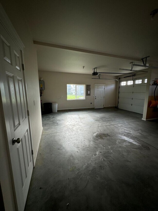 Building Photo - Spacious Duplex in Badger Mountain South