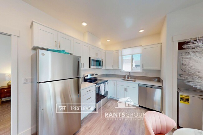 Building Photo - Fully Furnished, Modern 1 Bed Corporate un...