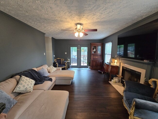 Building Photo - 111 Greentree Dr
