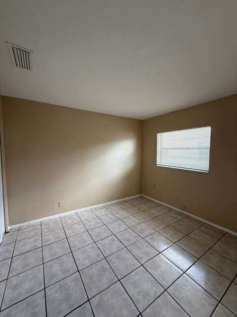 Building Photo - 3907