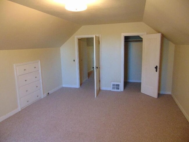 Building Photo - Adorable 3BD Home with Tons of Vintage Charm!