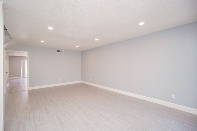 Building Photo - 2515 Oak Hill Dr