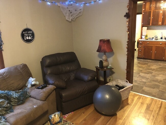 Building Photo - Great 4 Bed 1 Bath close to UWEC!