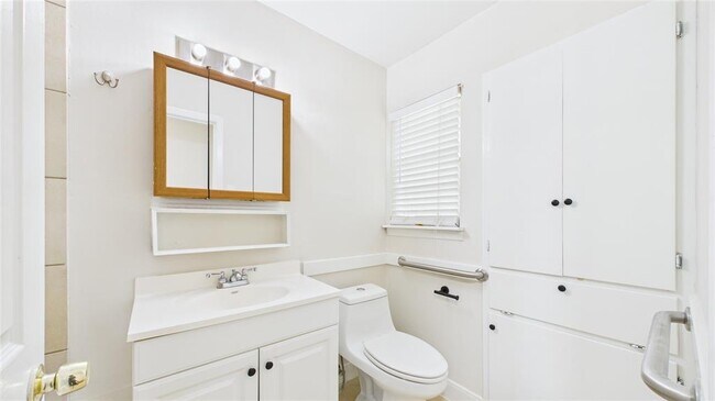 Building Photo - 2318 Reinerman St