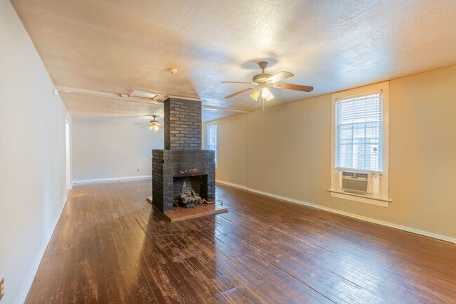 Building Photo - 1 bed, 2 Bath, w/ bonus room, centrally located and convenient to downtown!