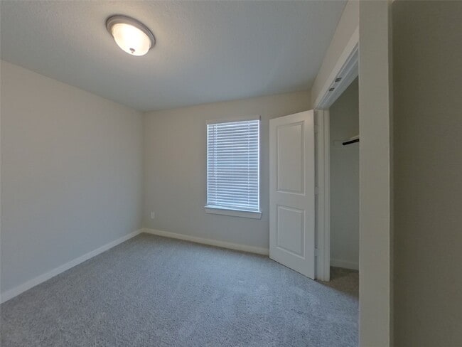 Building Photo - 9835 Willow Creek Commerce Dr