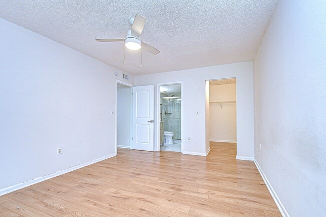 Building Photo - 3161 Lake Pine Way S