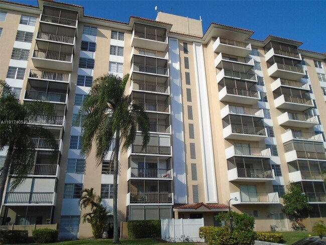 Building Photo - 4174 Inverrary Dr