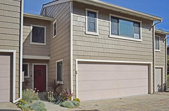 Building Photo - 407 W Pedregosa St