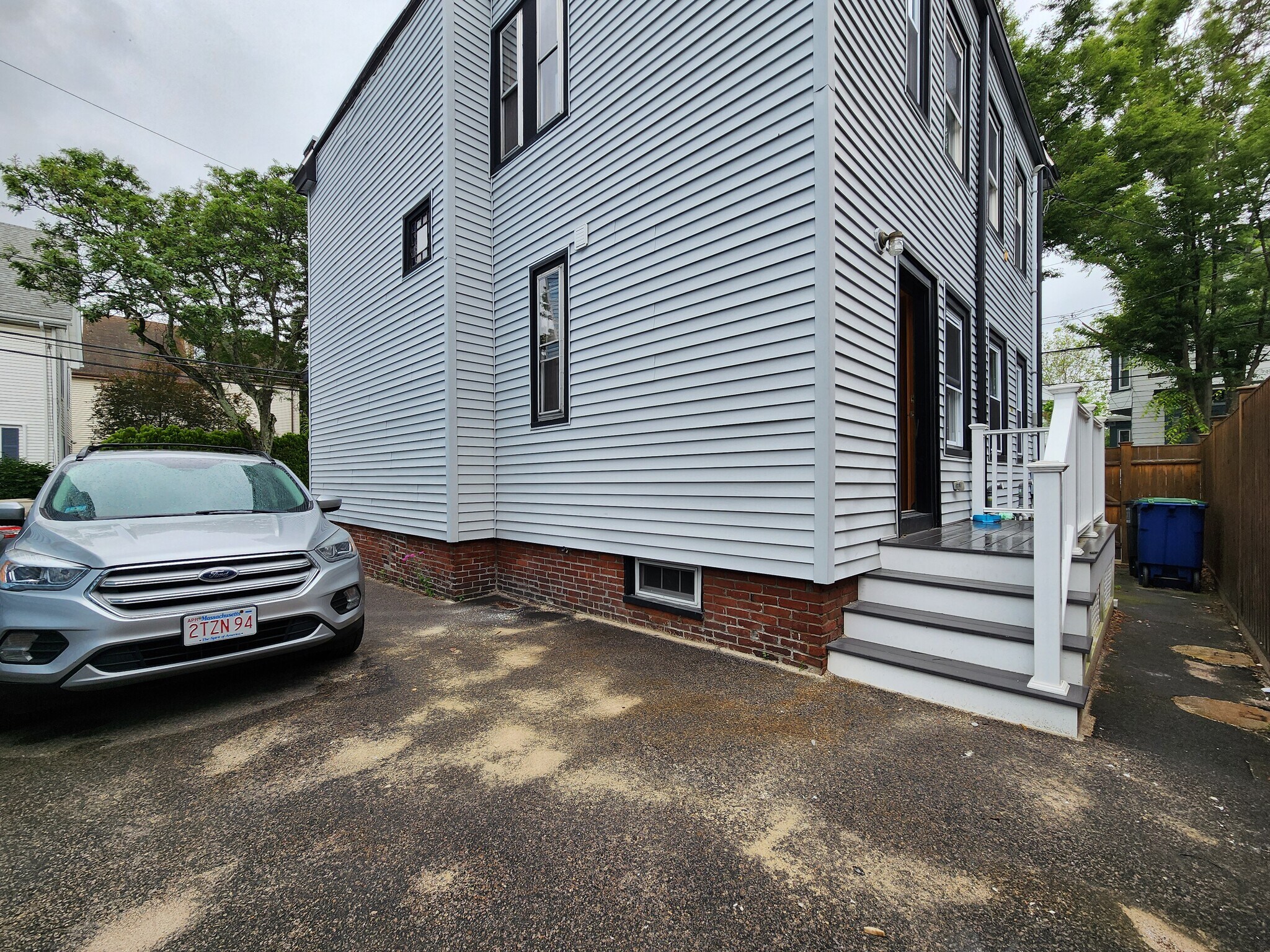 Building Photo - 27 Knapp St