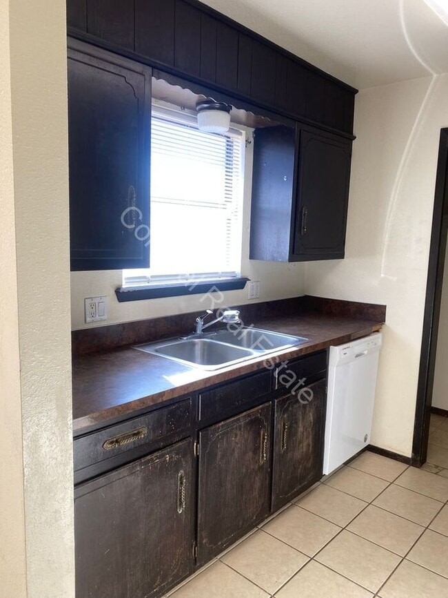 Building Photo - 3 bed 2 bath single family home, washer dryer hookups, and single attached one car garage included
