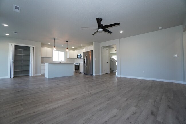 Building Photo - 1218 W Bass River Dr