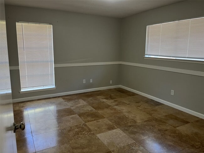 Building Photo - 2402 Fawnwood Ln