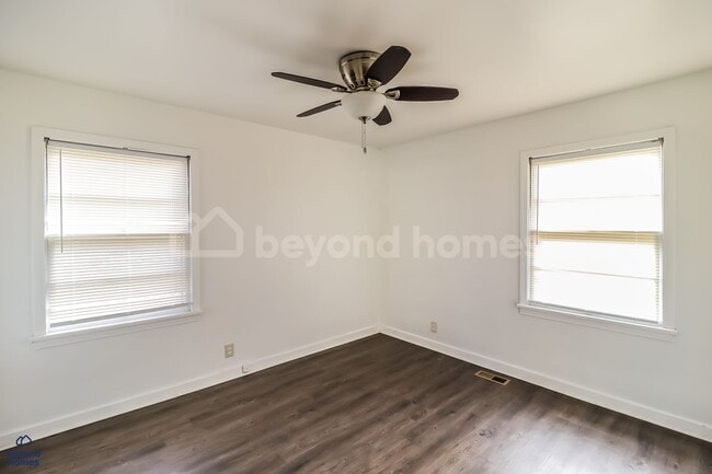Building Photo - This 3 bedroom / 1 full bath and 1,284 sq feet House will Blow Your Mind!