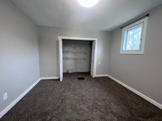 Building Photo - Wonderful and Spacious Three Bedroom Home Minutes from Downtown Grand Rapids!!