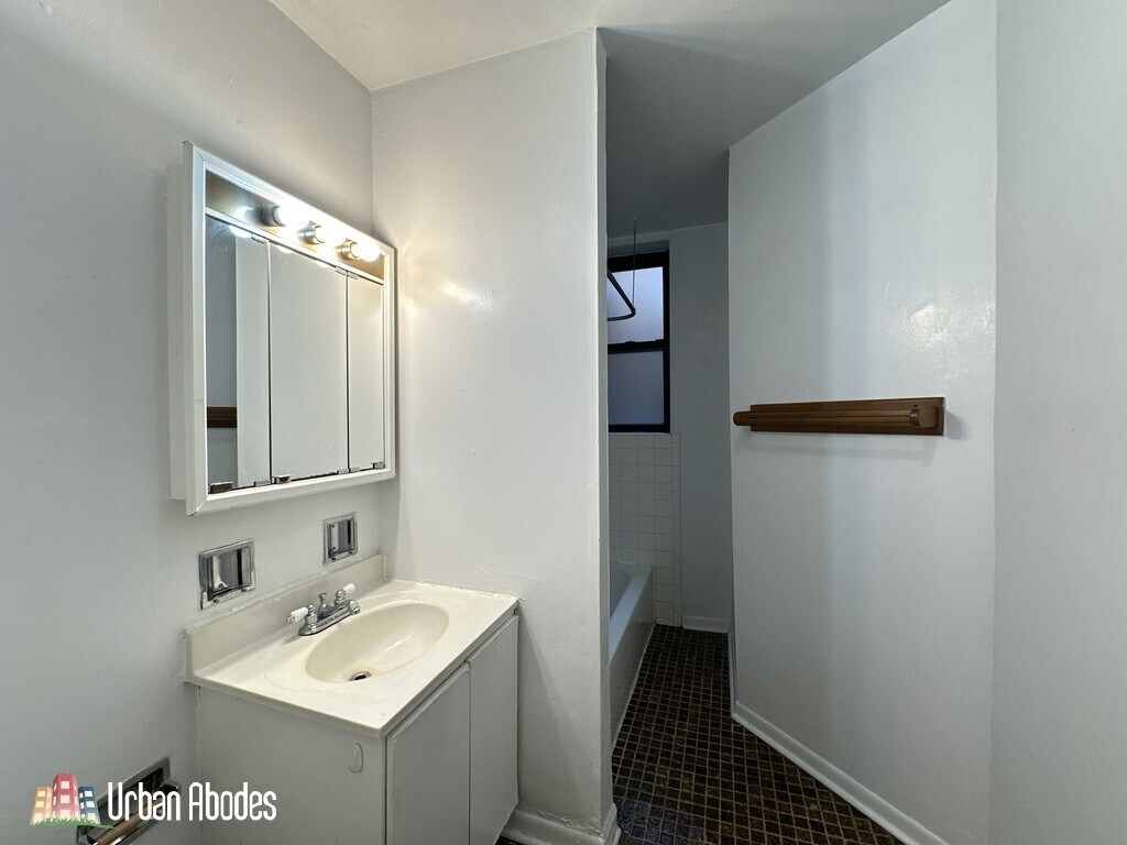 Building Photo - 3147 W Medill Ave