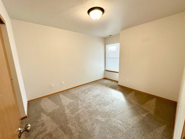 Building Photo - Charming 3 Bedroom Home