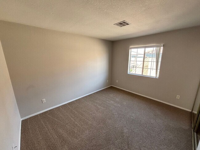 Building Photo - Beautiful 2BED/2BATH Condo near The Lakes