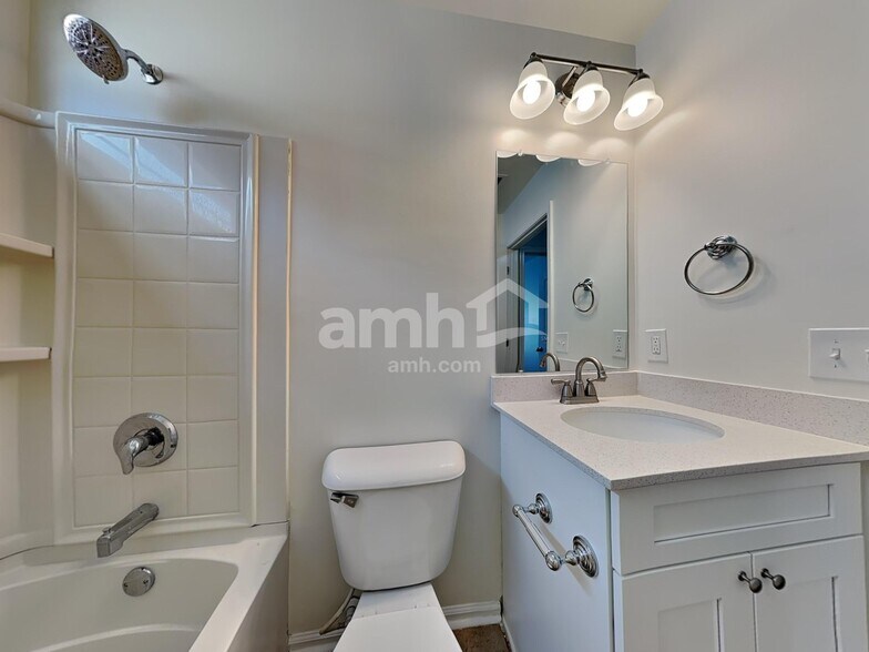 Building Photo - 220 Summer Hill Way