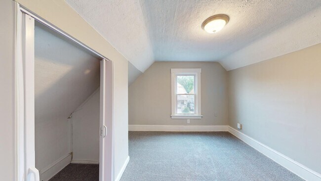 Building Photo - Old Brooklyn Area - 4 Bedroom - 1 Bath - Single Family Home